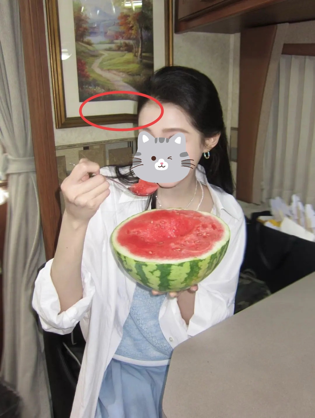路人对着关晓彤喊鹿晗小童这是咋了，后面的挂画怎么一会平一会斜的，还好新剧集均只有