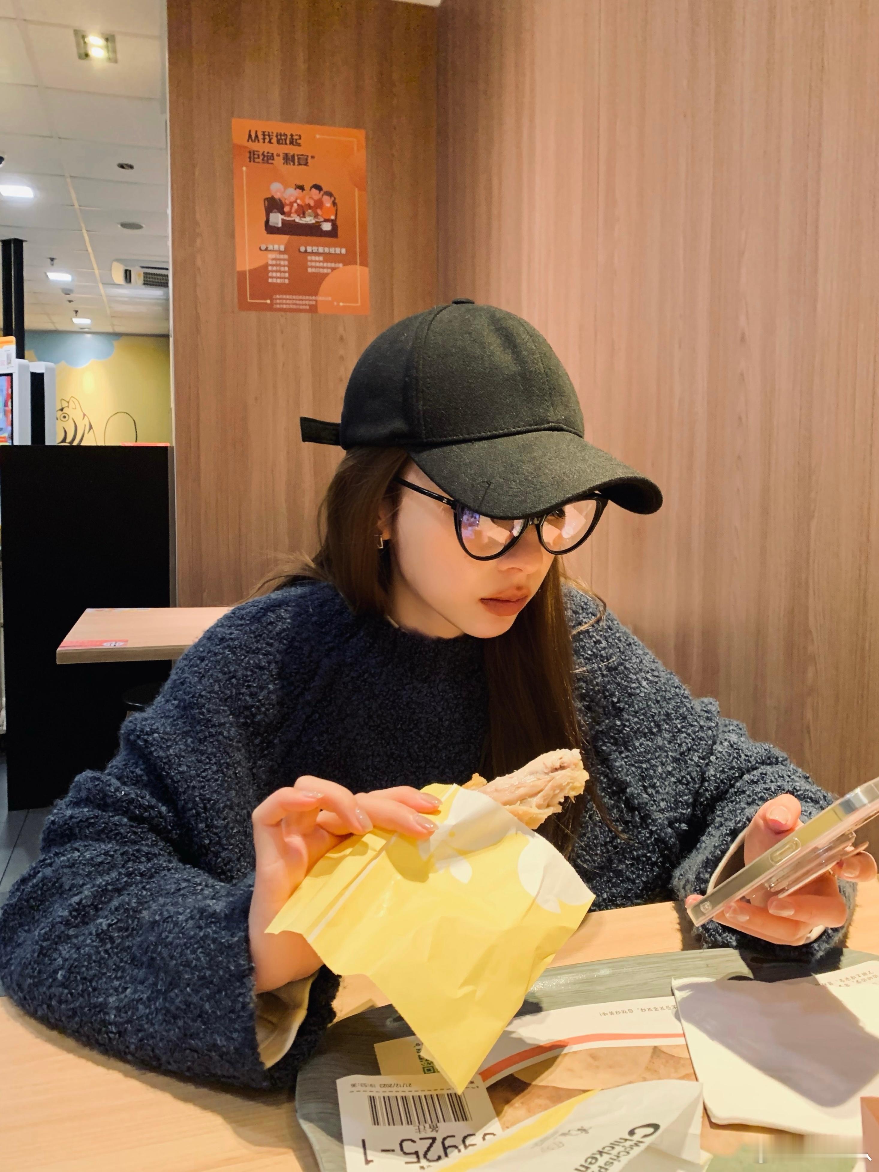 中午好呀～饿噜饿噜🍔这件毛衣好厚实 相当于一件小外套啦 很适合跟羽绒马甲搭配?
