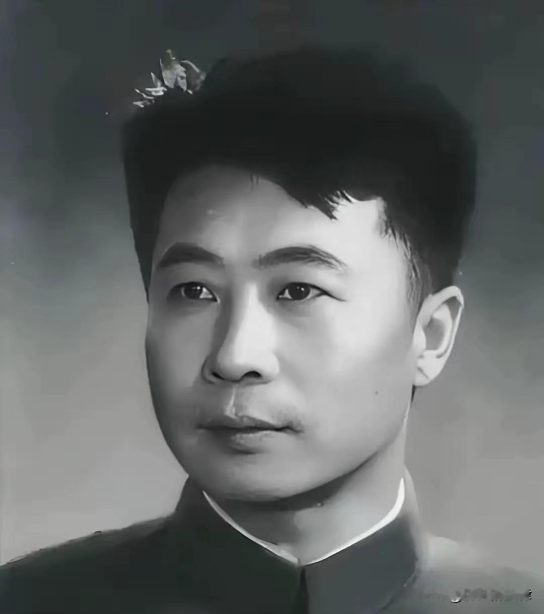 1957年文坛奇迹！新书三天卖空，罗荣桓拍桌：调进总政，授上校军衔
 
1957