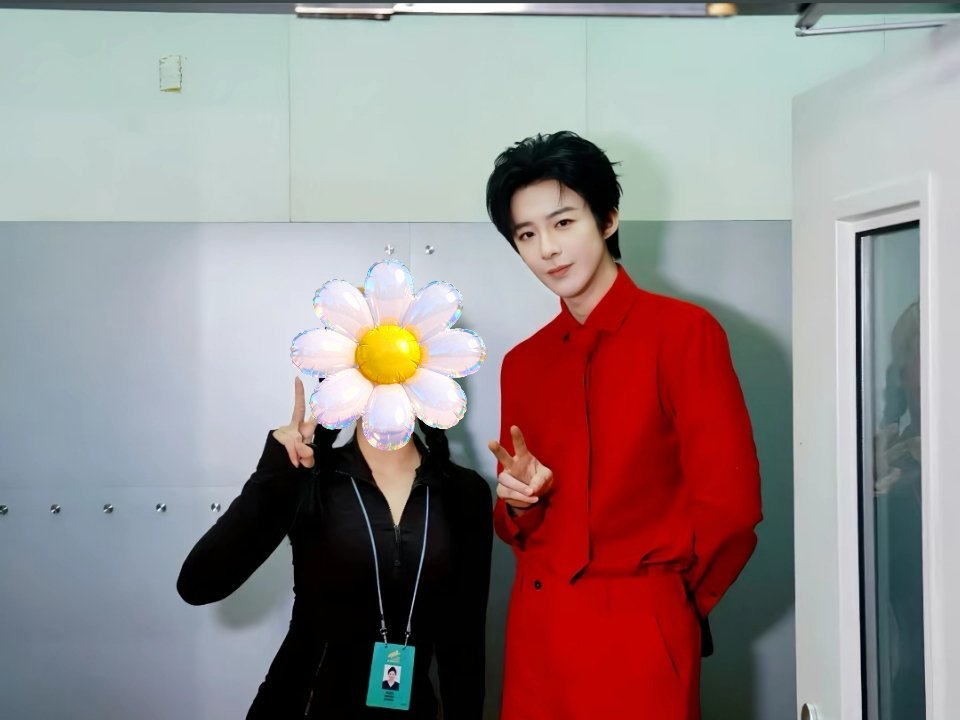 捡到了红红的合照摩登兄弟