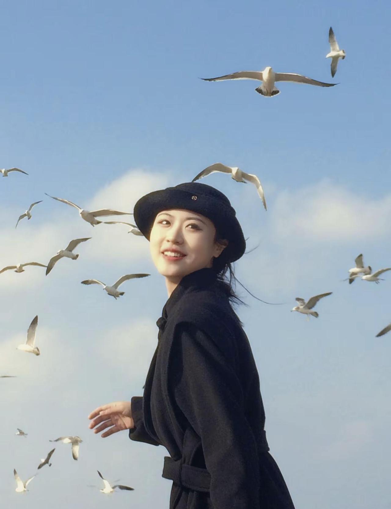 米兰时装周后台，模特撕掉极简主义标签。
Gucci把圣经故事绣在西裤侧缝，Dol