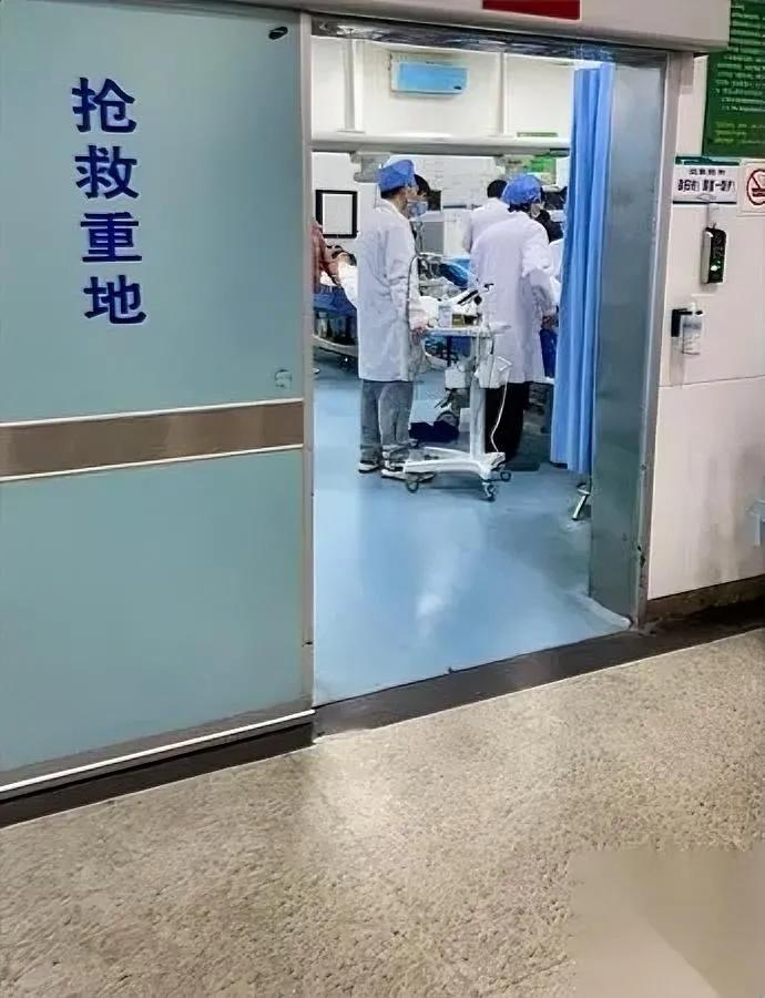 突发！54岁阿姨深夜没了

凌晨被120拉走的，竟是妈妈闺蜜

这位阿姨一辈子没