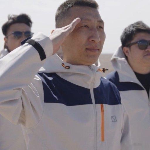退伍老兵在神舟着陆场看哭了见证英雄归来，退伍老兵忍不住红了眼眶。抬手敬礼，回应着