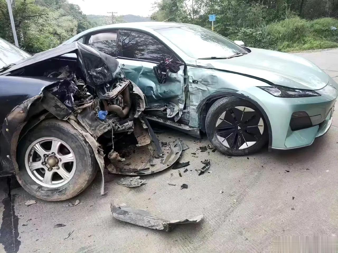 深蓝SL03遭遇真实版侧面碰撞，大家认为这安全性能表现如何。黑色车车头溃缩是普遍