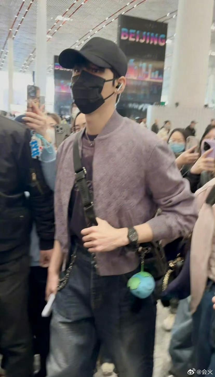 录制一切顺利龚俊出发录制地球超新鲜2路透龚俊小地球挂件