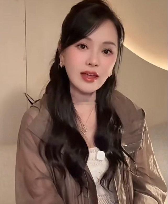 她是高情商的人，是不需要对方来托举她的情绪的，反而能够很有智慧的去容纳对方伊能静