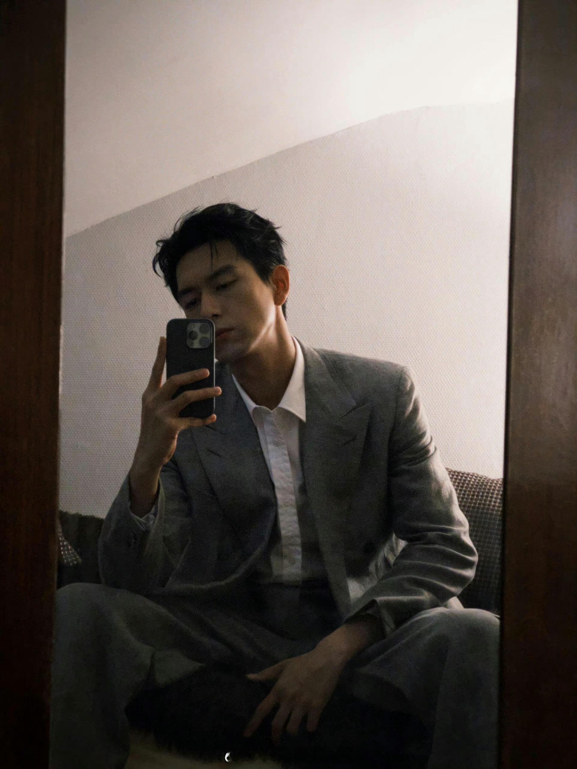 我问亦菲今天为啥这么闹心？亦菲：我演玫瑰更闹心……晚安 ​​​