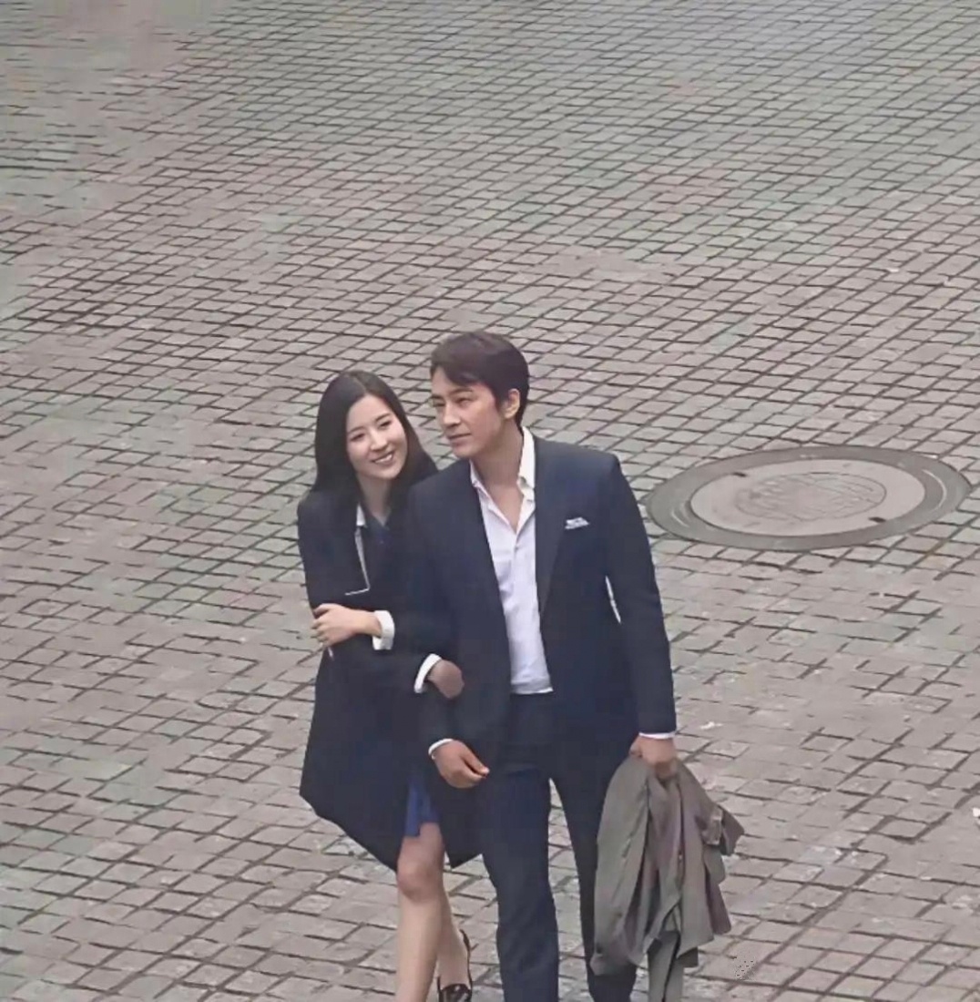 刘亦菲当年和韩国男朋友宋承宪在一起的时候真是亲密啊 ​​​