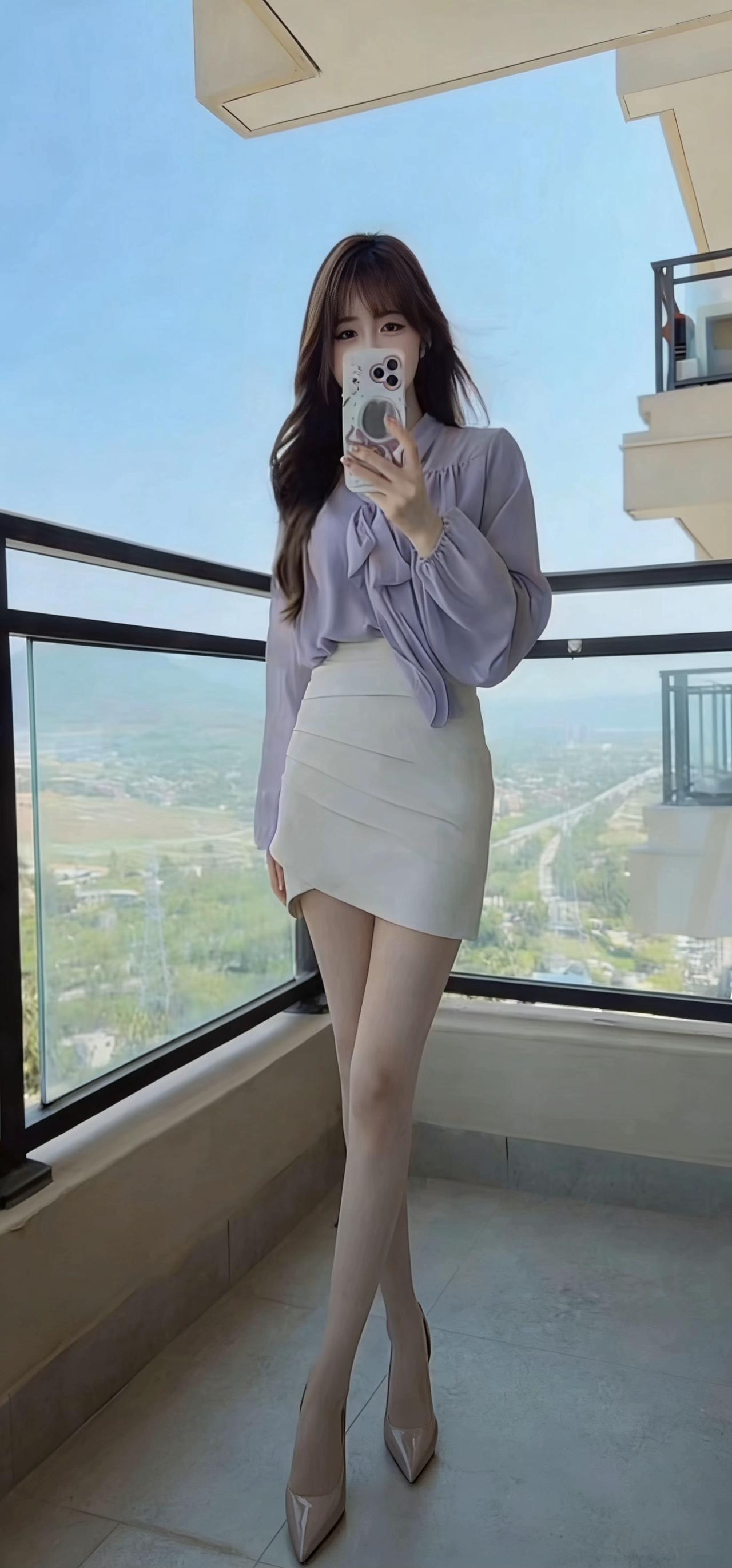 这组照片展现了一位都市丽人在高空阳台的精致瞬间，整体风格优雅又性感。
她身着淡紫