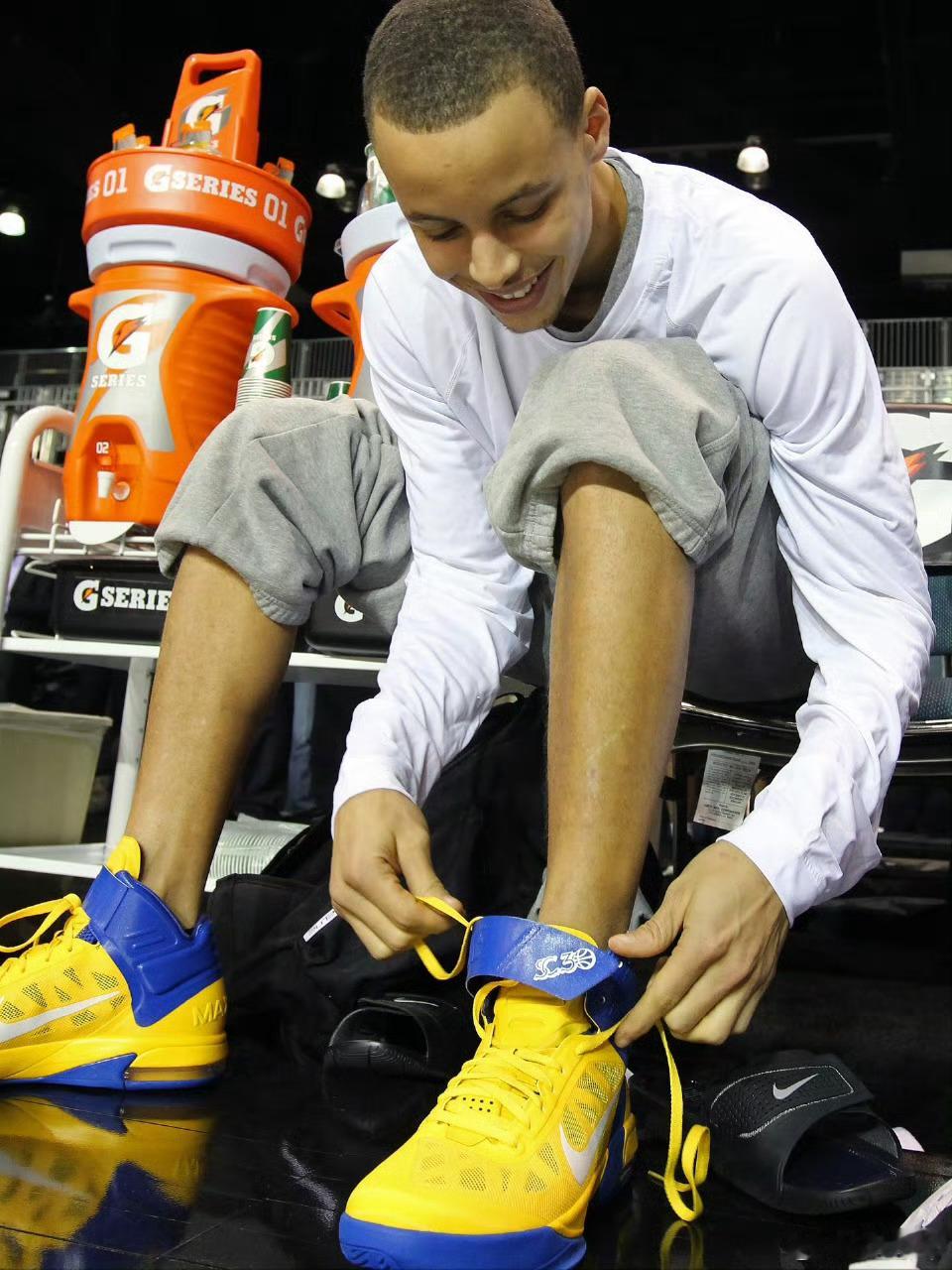 据Shams报道，全世界各大品牌将与库里会面寻求合作，其中包括耐克！库里在NBA