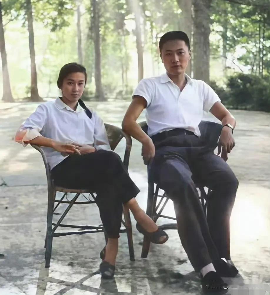 1975年，庐山上的一对年轻人。
你要都认出来了，那是真正的历史达人！ ​