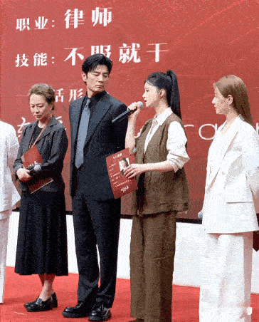 李光洁是不是很喜欢蒋欣？
这个眼神也太……
直勾勾
一眨不眨的
盯着蒋欣看

其