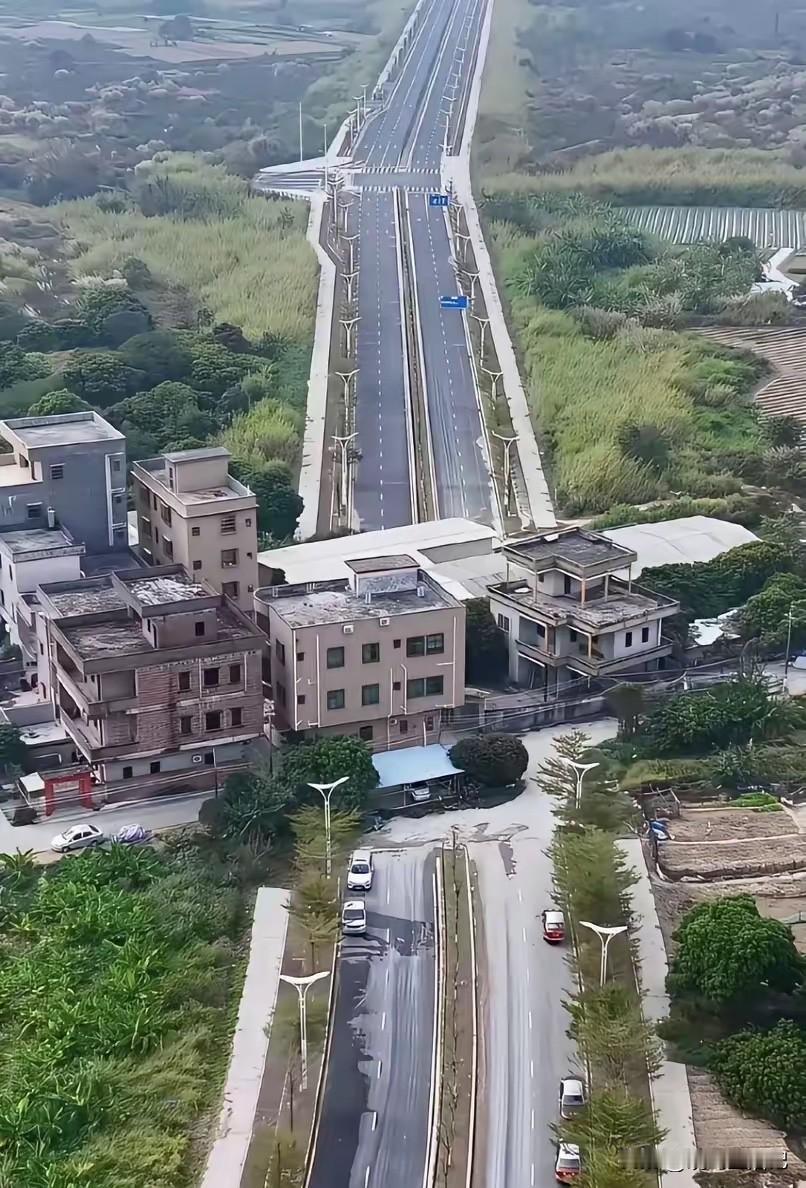 这两户因为地理位置特殊，狮子大开口，协商不成最后就这样了。