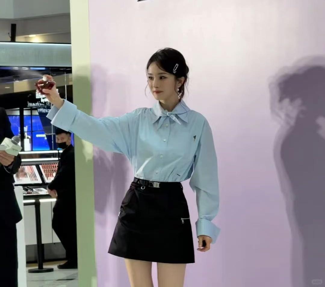 杨幂给全场喷香水 杨幂好美啊，谁被美到了