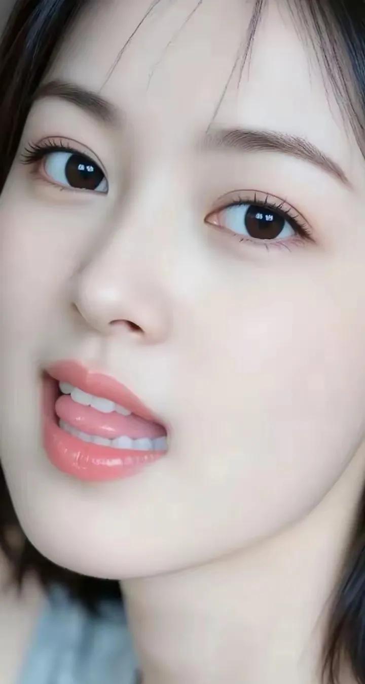 眼波流转，唇语轻启。