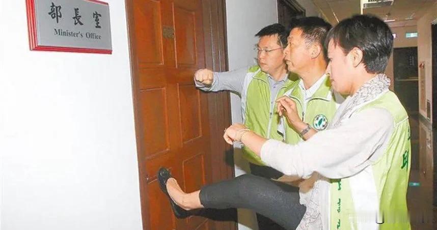踹破法务主管大门   被黄国昌翻出！邱议莹：他是演员，不值得回应

针对柯文哲无