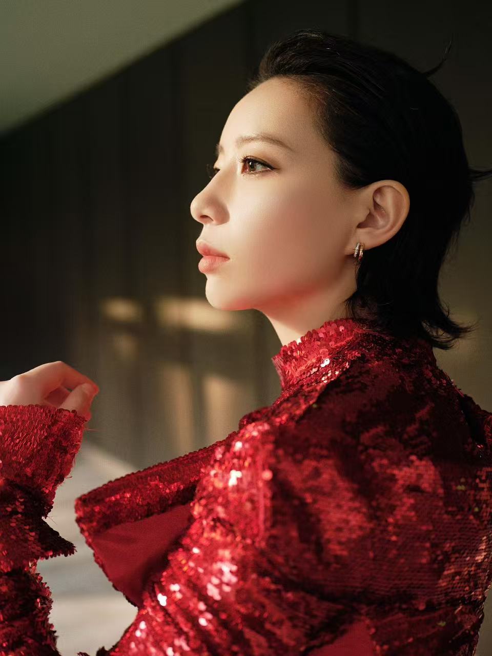 李斯丹妮把自己穿成了花木兰 红衣飒爽英姿，李斯丹妮把自己穿成了花木兰 