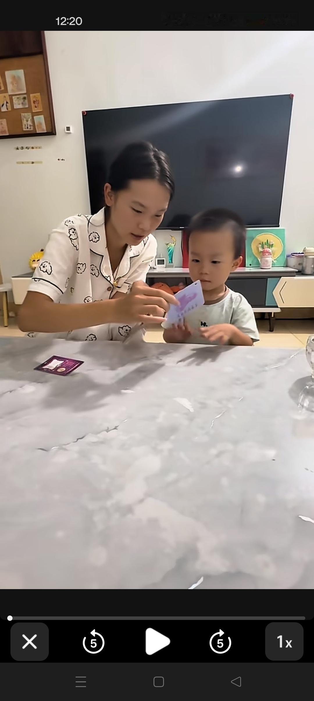 大姐陪成成学习啦！😍


成宝太聪明了，姐姐说橙色，成宝说橘色，而且说黑色四川