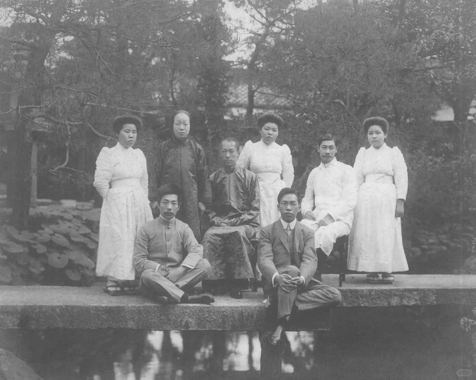 1909年摄于日本东京。鲁迅（前排左一）、许寿裳、蒋抑危（前排中坐者）...