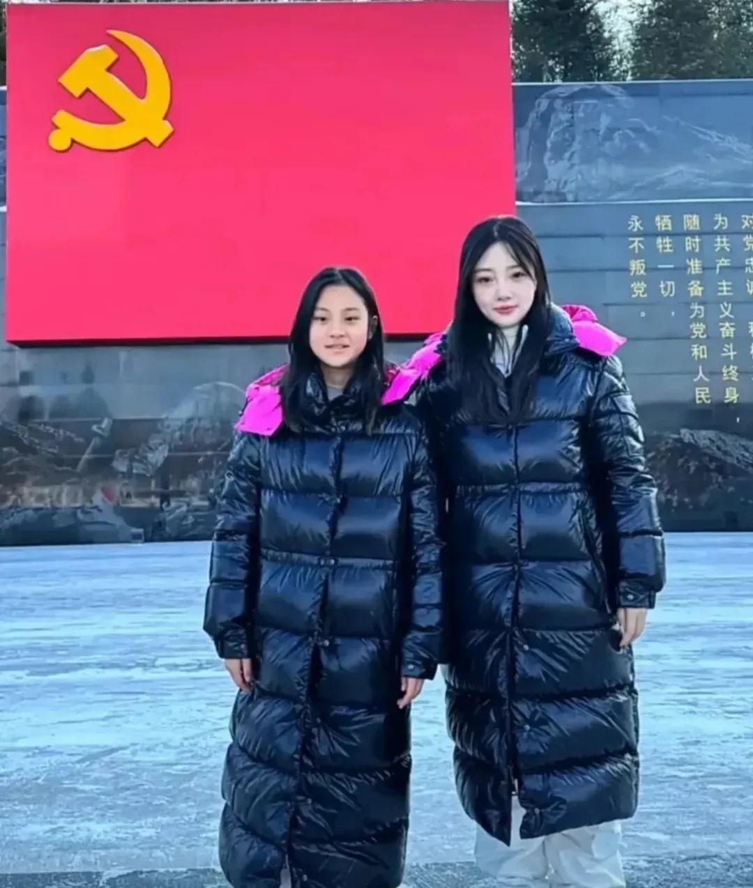 春节期间
有钱人家都带孩子去旅行长见识
而李小璐则带甜馨
参观了东北抗日联军纪念