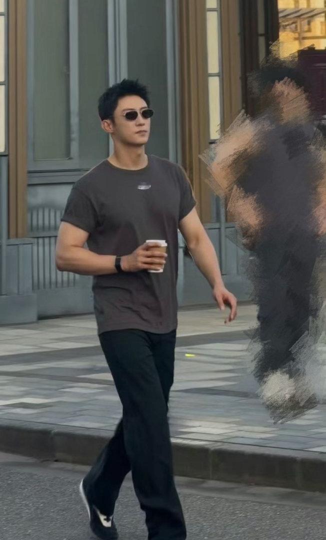 黄景瑜活跃得像上海NPC黄景瑜力量感频繁在上海街头被路人捕捉，黄景瑜收获NPC称