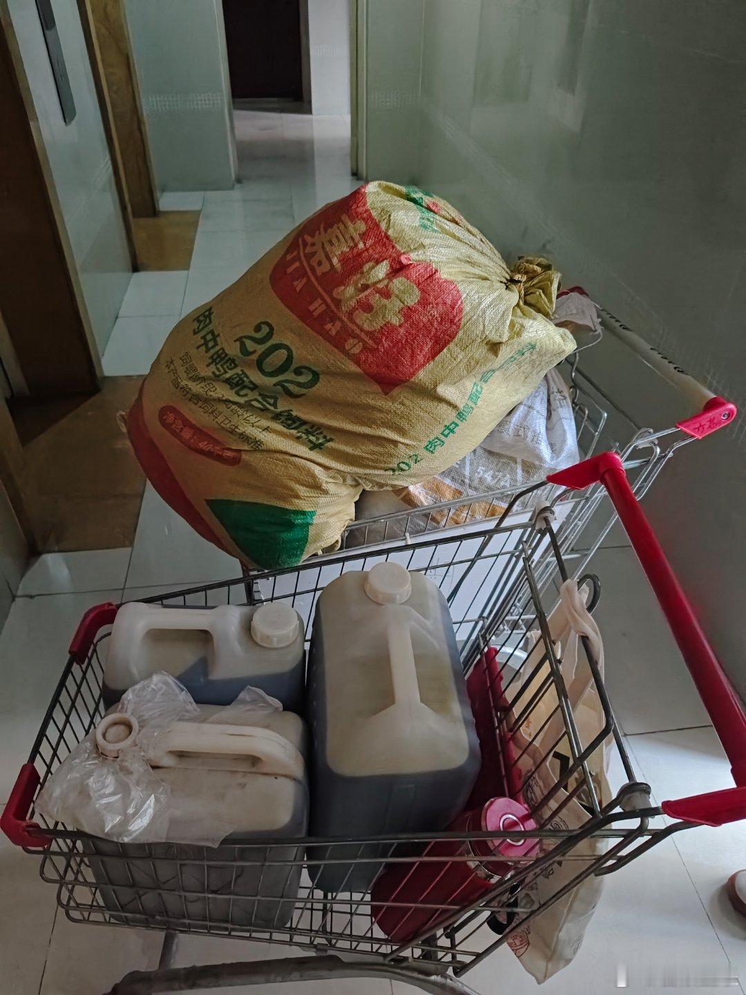 五一劳动节告一段落，带走鸡蛋鹅蛋鸡肉蒜苔土豆莴笋藠头红薯菜油等等。相应地，干了包