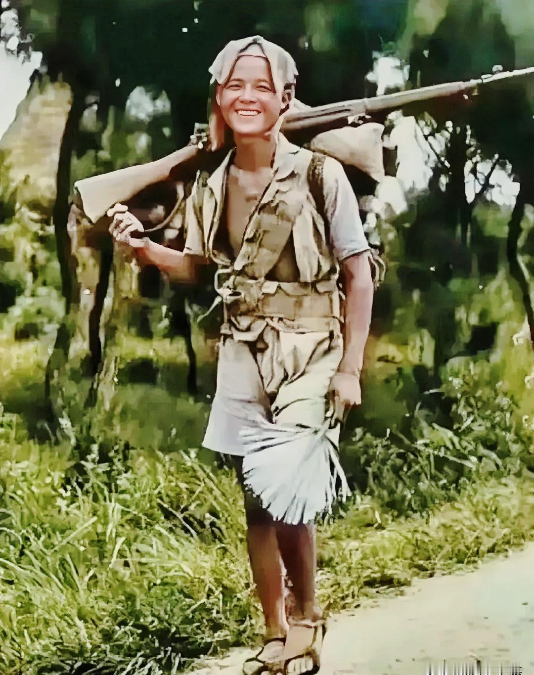 1945年9月，抗战胜利后，一名桂军小战士正在归家的途中。镜头下的他衣衫褴褛，披