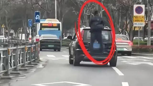 这辆SUV既可以说是货车，又可以说是客车，甚至还可以说是检阅车。
前不久，江苏扬