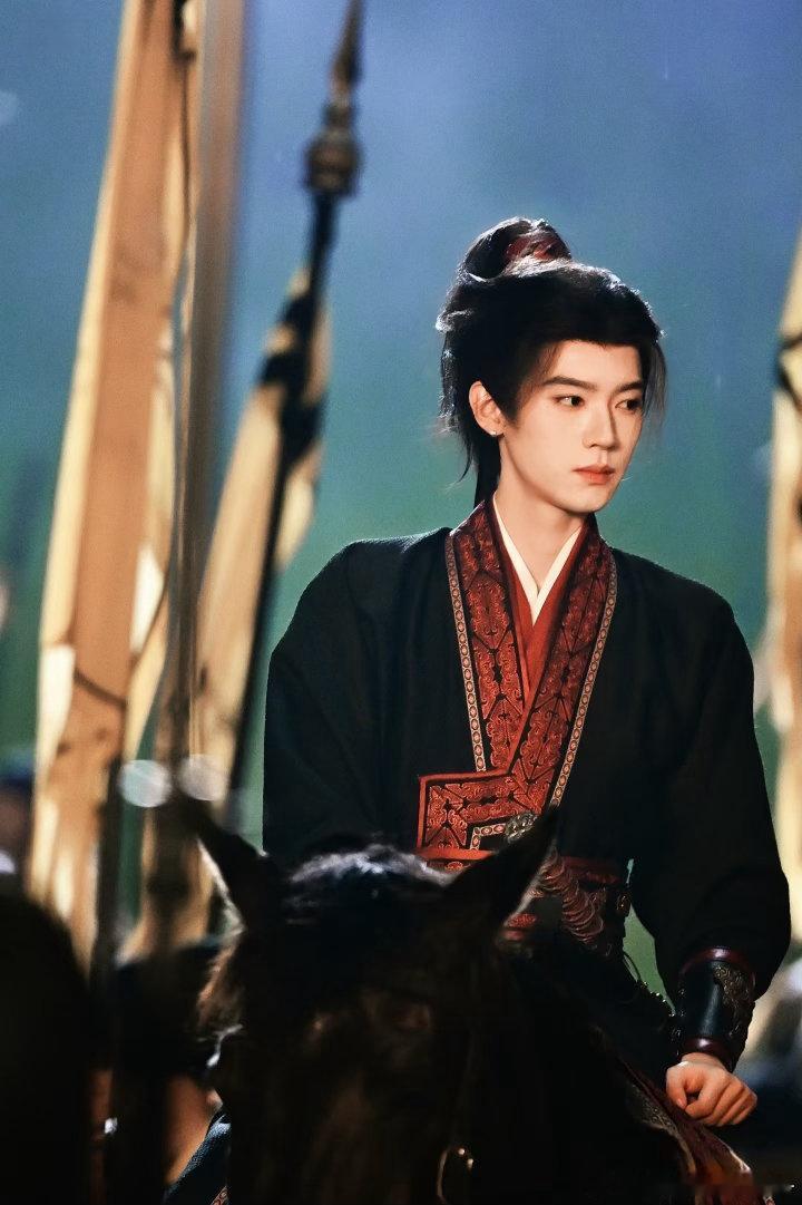 周翊然剧宣人脉🥰神仙友情尽显，《翘楚》开播热度飙升，粉丝十万包场，周翊然自掏腰
