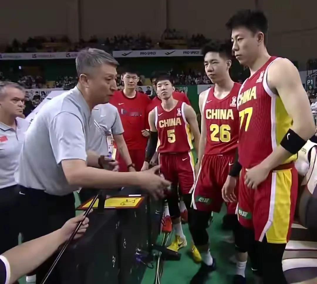 中国男篮再次输给韩国确实让人感到遗憾。这场比赛暴露了球队在关键时刻的不足，尤其是
