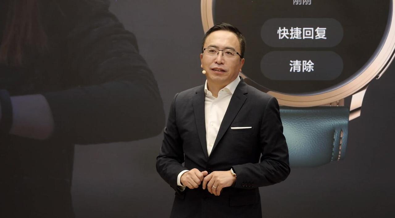 荣耀手表4 Pro采用奢华精钢锻造、黄金镀层，独创光哑一体腰身设计，手表的光影质