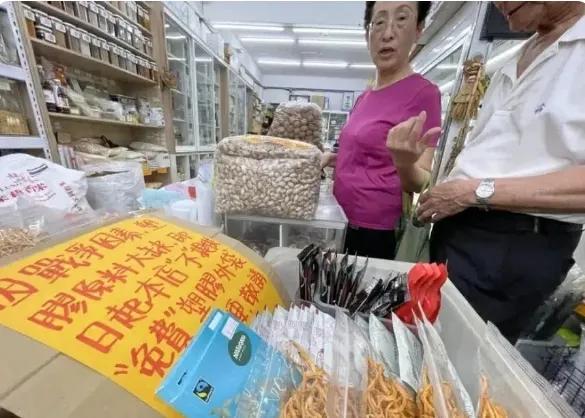 谁能想到，如今在台湾，连塑料袋都要靠抢！超市货架被扫空，批发店直接限购，价格半个