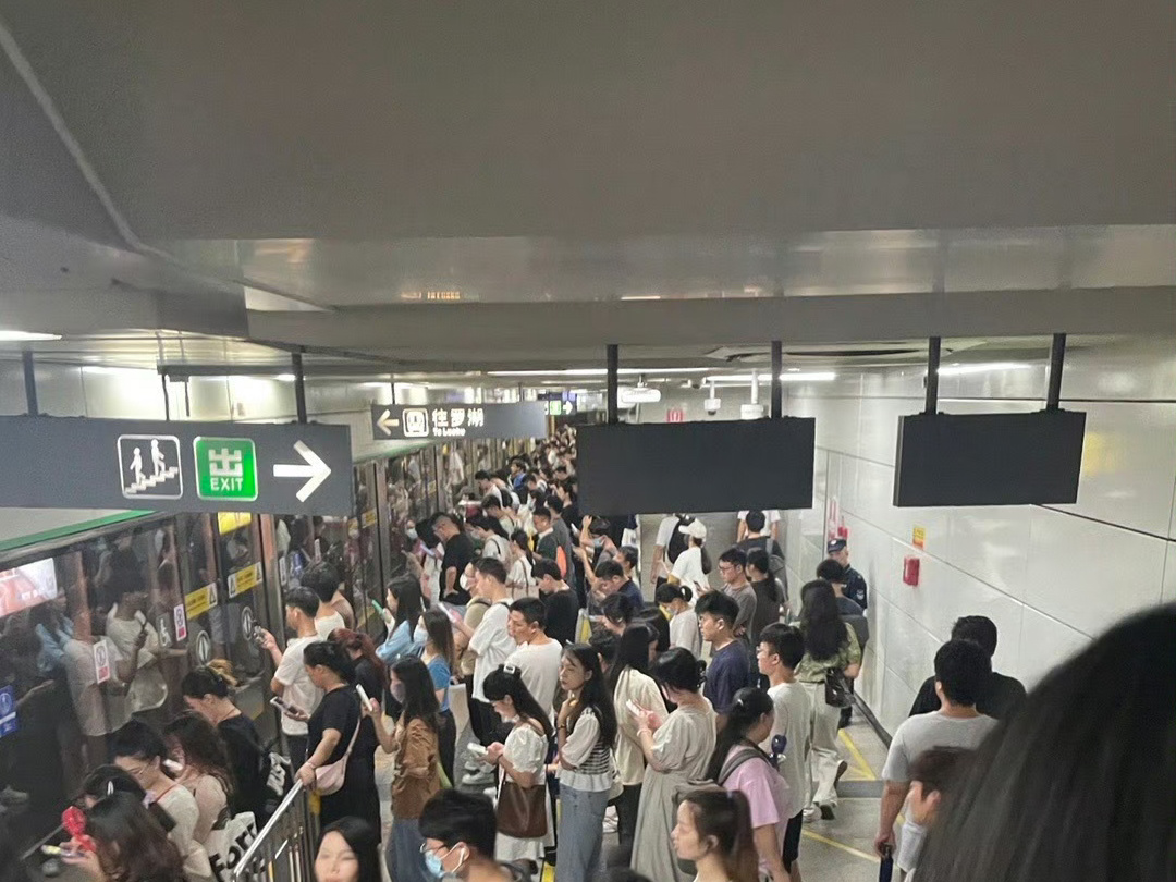 #深圳地铁#上班族占比太高了。平均有70%以上的深圳人都是上班族。所以每逢周一深