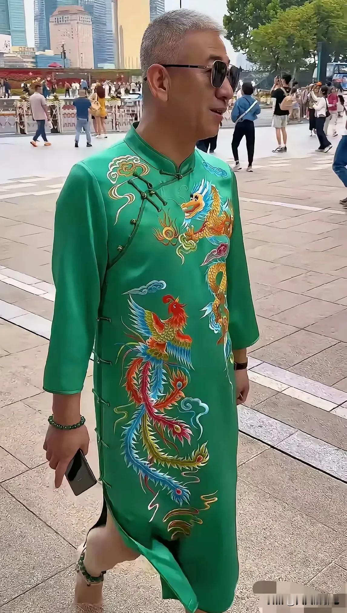 作为一名大叔 ，
每天穿着旗袍出现在大庭广众之下，
合适吗？
说是对旗袍热爱，