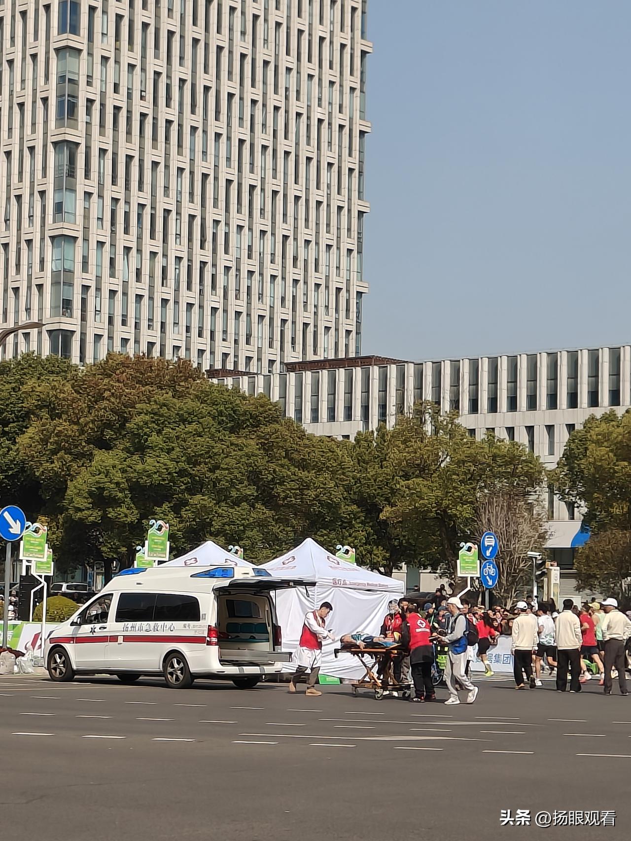 我在2026扬州马拉松终点现场看到救护车多、忙得不停，其实是赛事安全保障到位的表