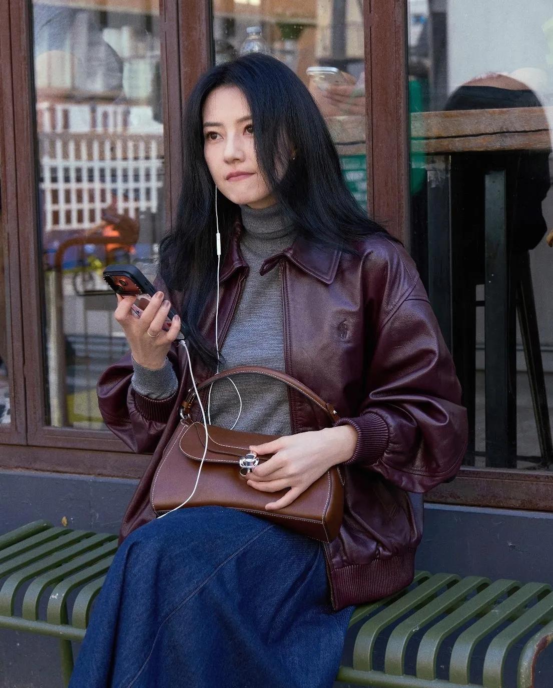 秋天真的可以学学高圆圆的这套穿搭。
宽松皮衣+灰色高领+牛仔长裙，配色低调耐看。
