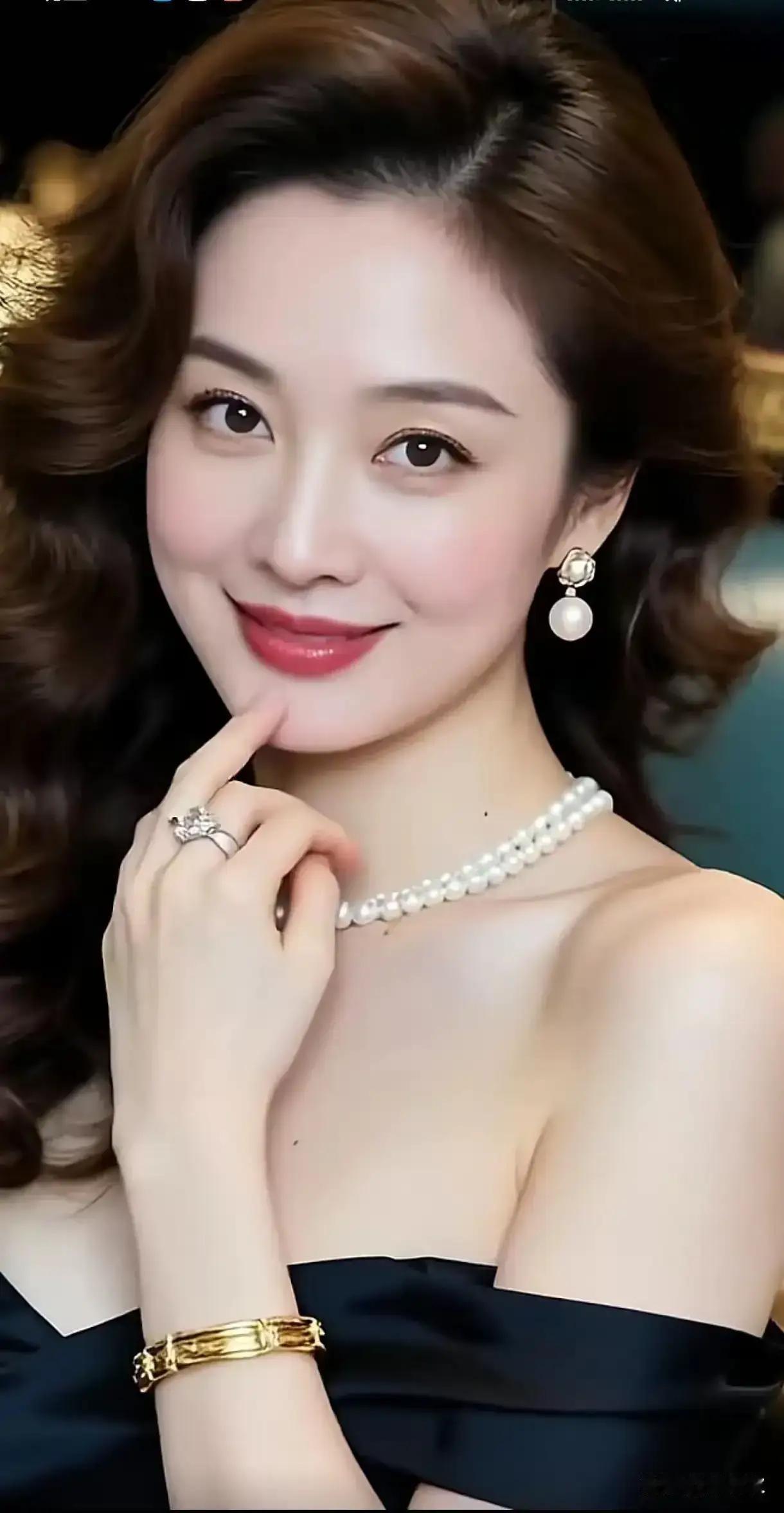 面若桃花自带香，
身姿温婉又大方。
人间绝色寻常见，
沉鱼落雁亦芬芳。