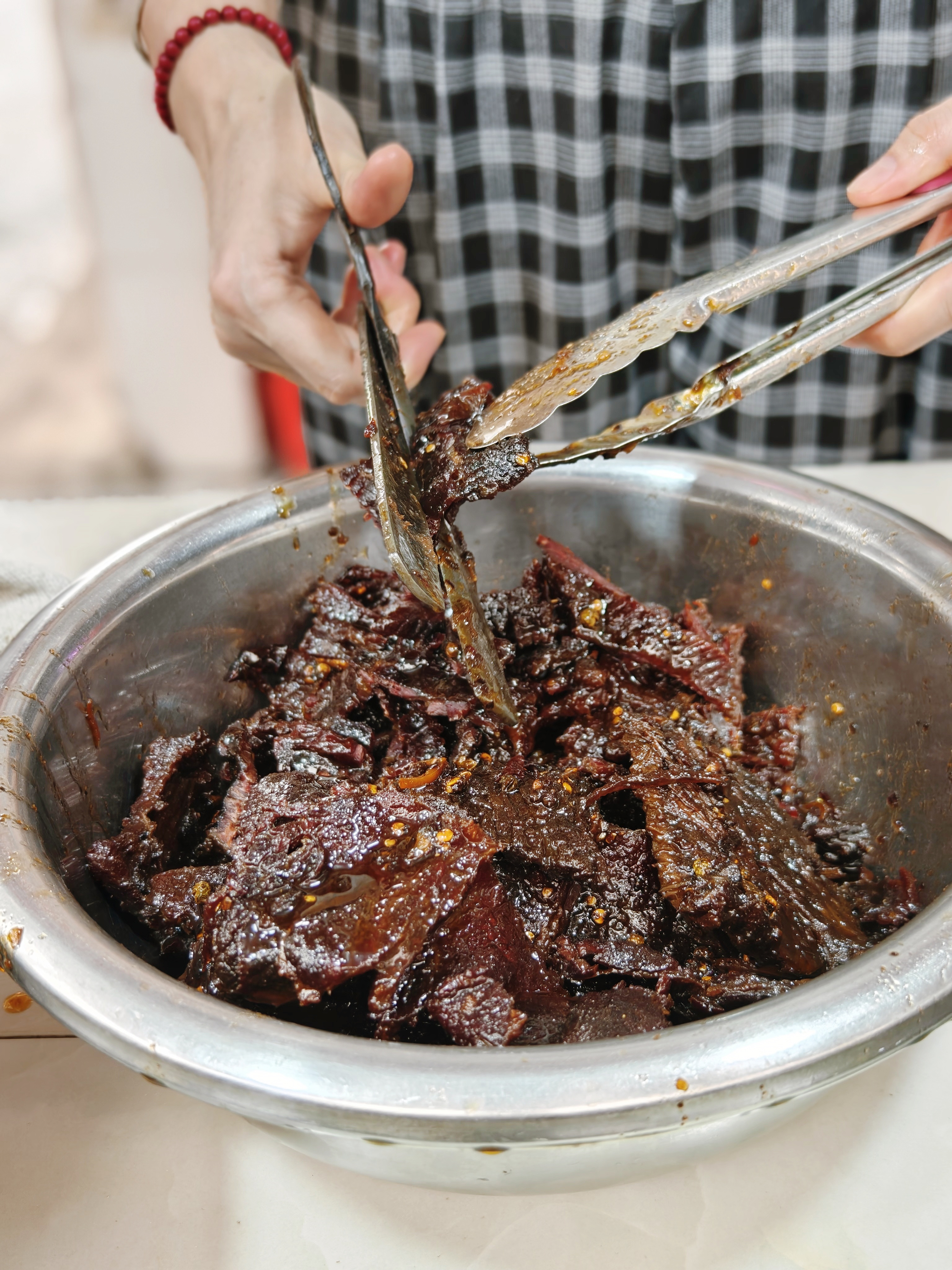 大家推荐的牛巴、生料粉我都吃了。好朋友找了一家有百年历史的牛巴店——曾甫明，找过