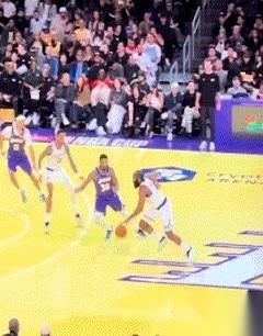 都说斯玛特是DPOY，是防守大闸，铁血硬汉。
结果今晚在哈登面前，感觉这“聪明哥