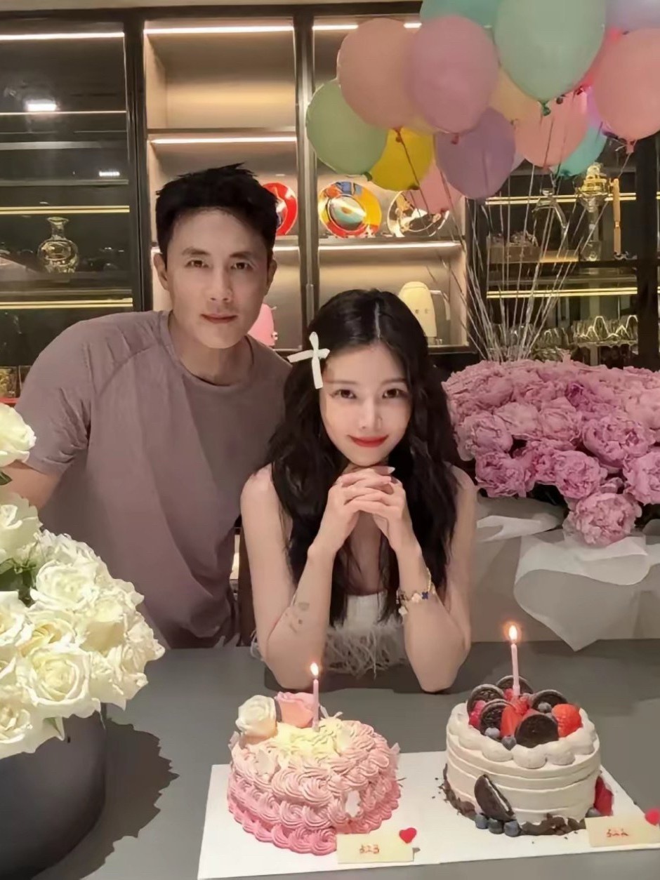 杜淳真的把妻子当女儿养了。看她这状态哪像快40岁的人啊，分明是长发披在胸前，忽闪