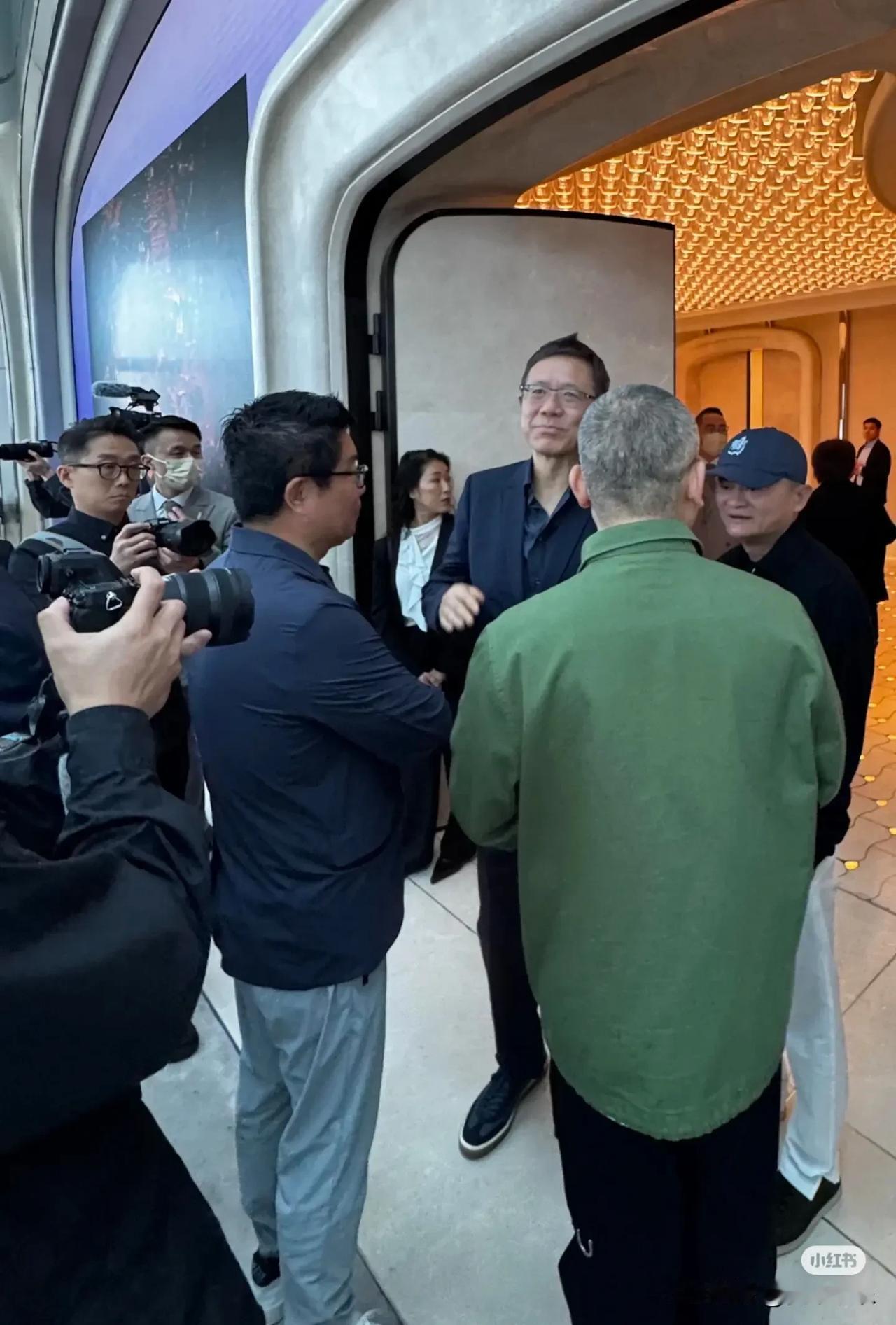 马云现身香港 曾梵志与LACMA对话||华美银行香港午宴：画家曾梵志与洛杉矶艺术