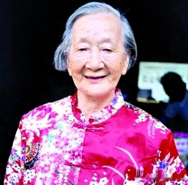 红四方面军妇女抗日先锋团团长王泉媛（1913—2009）。
 
王泉媛，江西吉安