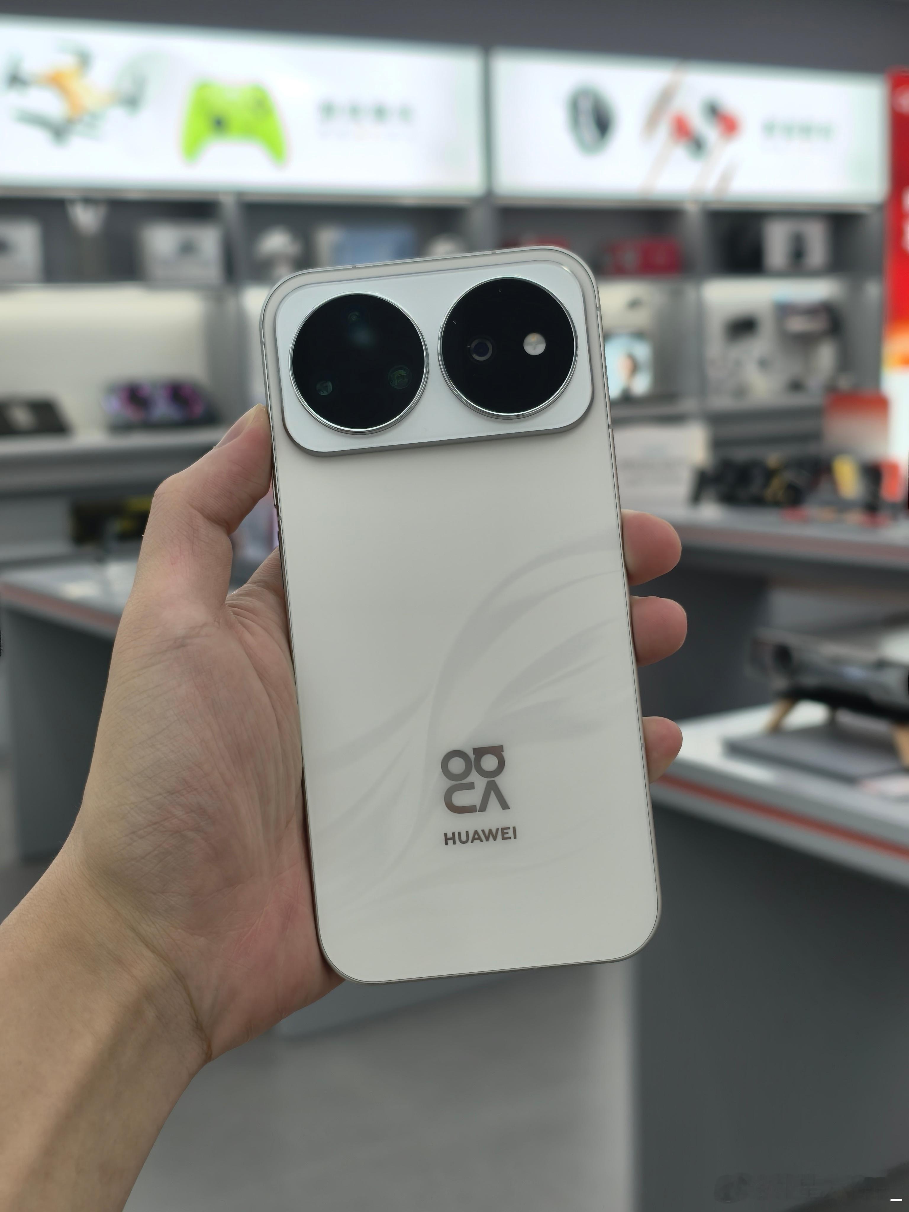 赶在首销期的尾巴，入了华为 nova 16 Pro 带时团礼盒版，今年买手机很奇
