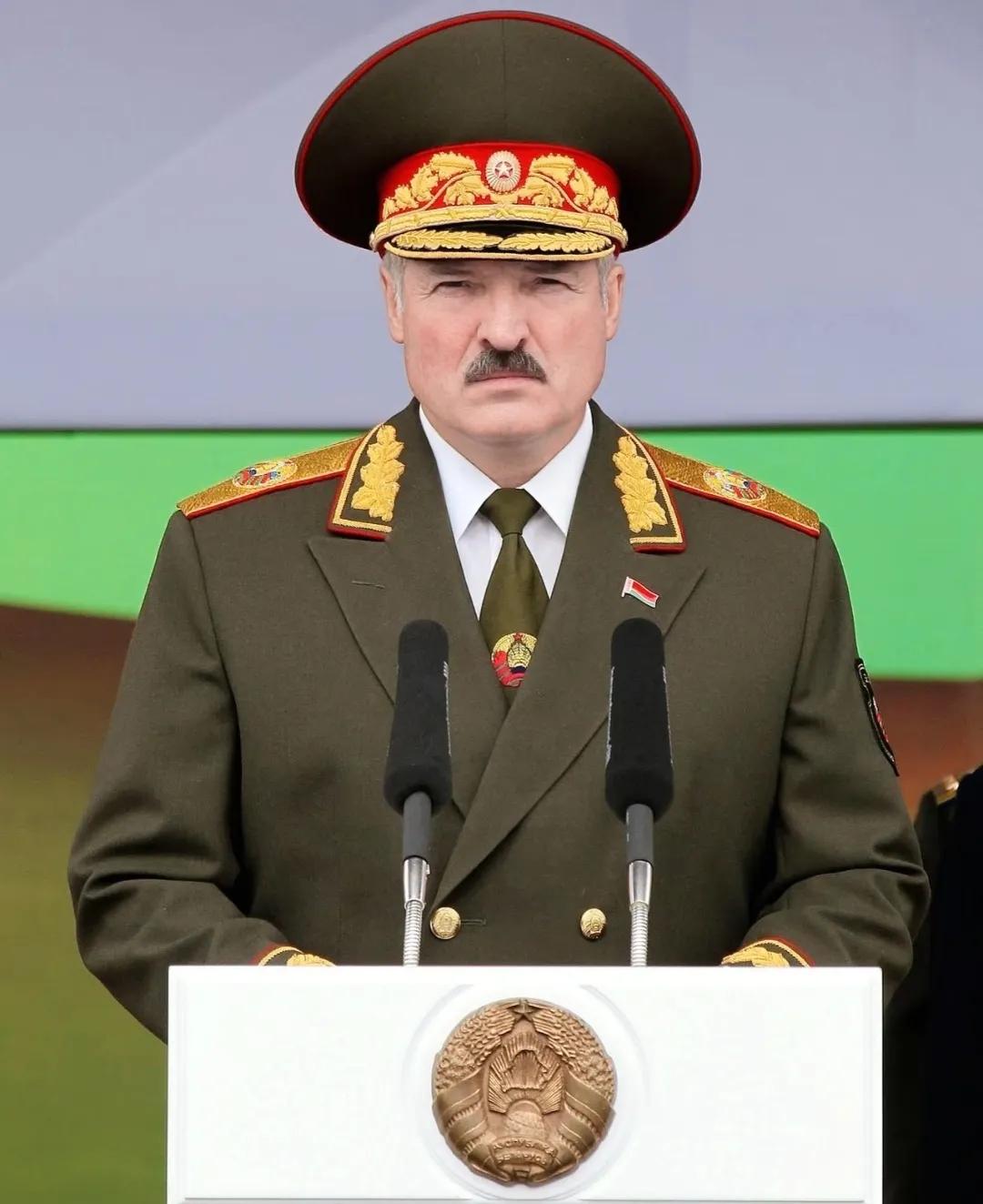 卢卡申科这老头儿
眼睛是真毒辣

        他那句“东方大国遇事不慌”，表