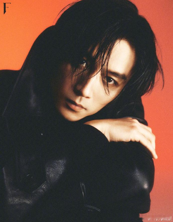 陈晓风格大变 陈晓风格大变，看到这一次的长发封面的时候，真的是完全不一样了呀，他