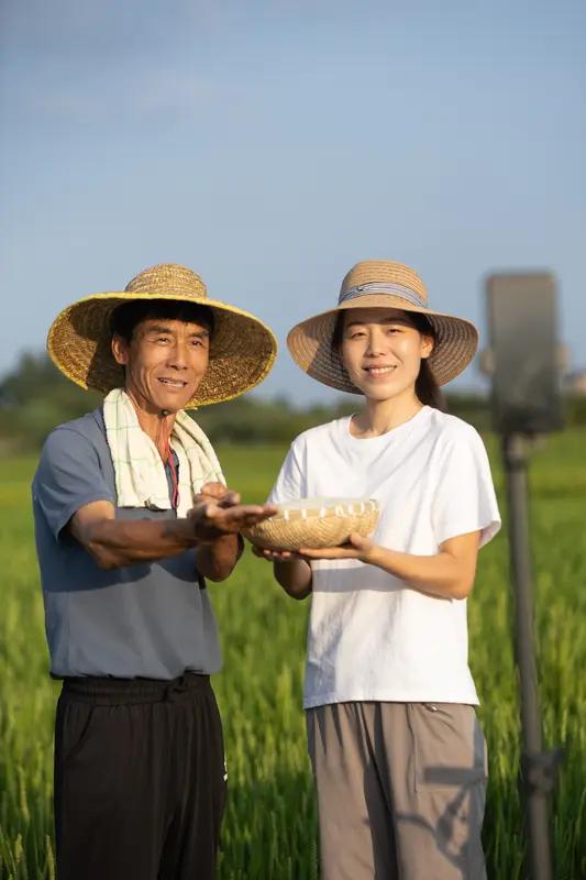 有人邀我去他直播公司全权经营管理，这还挺有吸引力的。不过我也在想回农村做电商开直