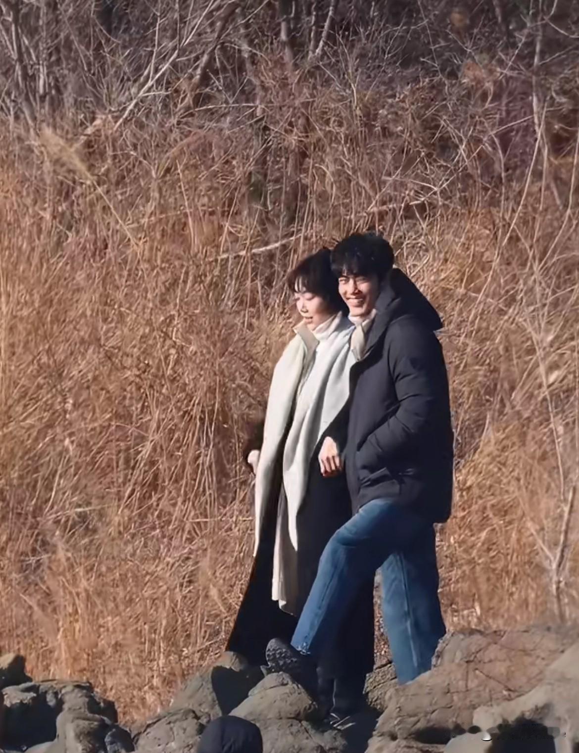 1月18日，肖战姜妍《小城良方》拍户外拥抱戏，肖战一直露着大白牙在笑，察觉有人来