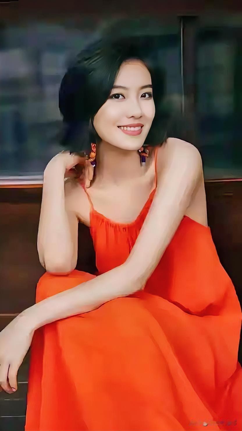 橙裙艳，短发俏，笑意甜，气质娇。