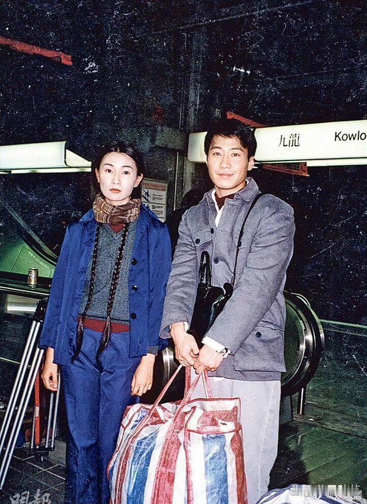 1996年，黎明与张曼玉拍摄《甜蜜蜜》时的花絮照太经典！两人同框的画面默契十足，