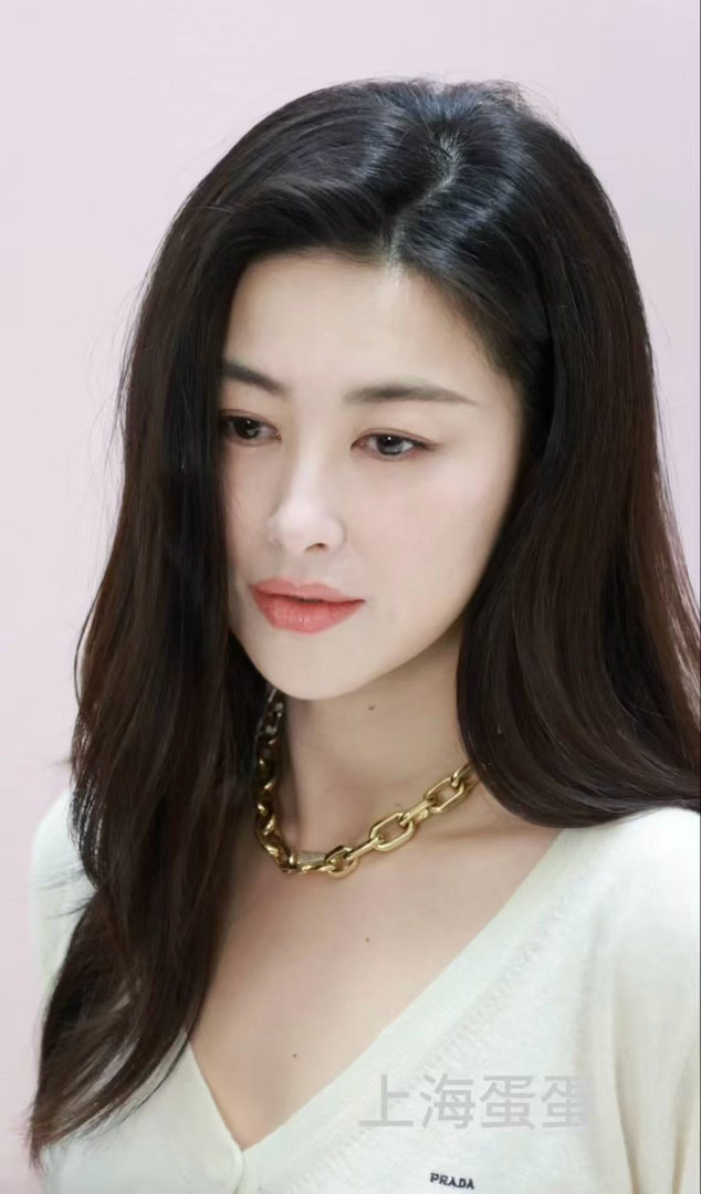 朱珠顶光生图 顶光堪称颜值修罗场，却成了朱珠的颜值加分项✨ 原生骨相立体利落，面